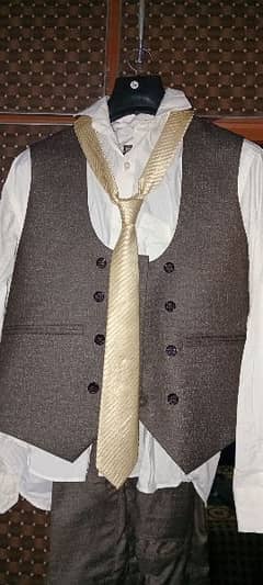 pent coat with shirt, tie, weyskot and broches