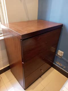 2 single beds with 1 large side table for sale
