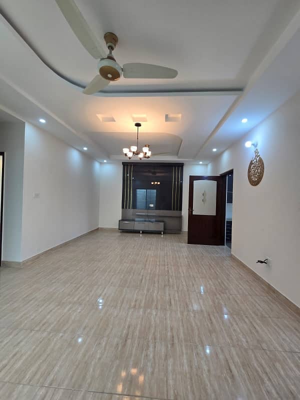 8 MARLA LUXURIOUS HOUSE FOR SALE TECH TOWN CANAL ROAD SOCIETY FAISALABAD 5