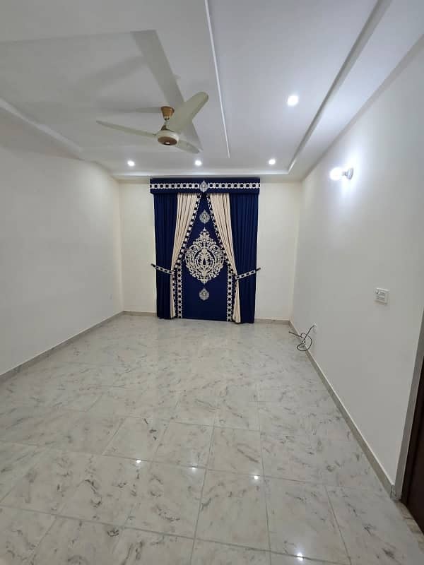 8 MARLA LUXURIOUS HOUSE FOR SALE TECH TOWN CANAL ROAD SOCIETY FAISALABAD 6