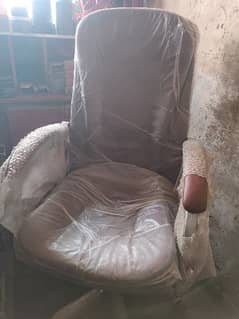 High quality office chair in lush condition