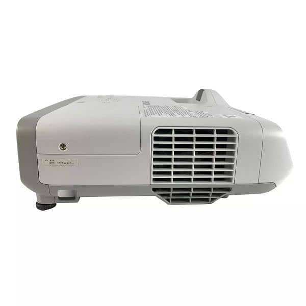 Short-Throw Epson PowerLite 520 3LCD Projector 3