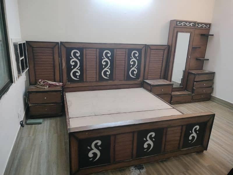 king size bed with side table and dressing table 3