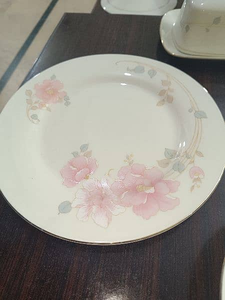 69 Piece Chini Dinner Set with Pink n White combination 15