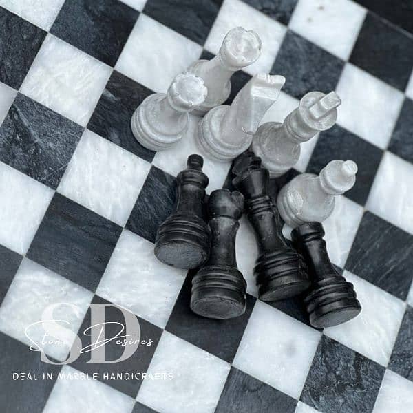 Onyx Chess Pieces and Marble Chess set / Chess Black and White. 3