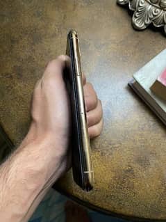I-Phone 11 pro golden color battery on service back  crack