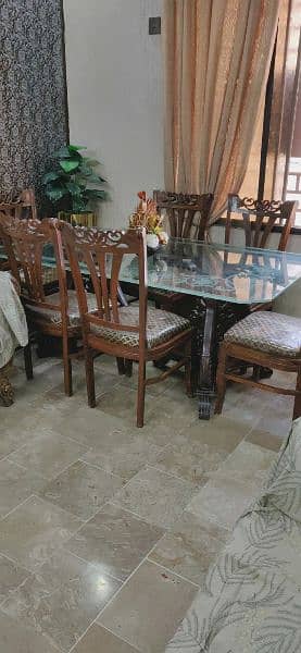 Dining table in excellent condition 4