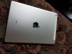 ipad 6th gen 32 gb mint condition with original charger