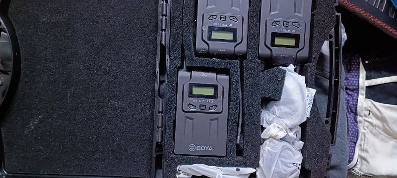 BOYA BY-WM8 Pro-K2 UHF Dual-Channel Wireless Microphone System 1