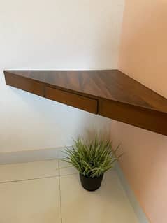 Stylish and contemporary corner study table