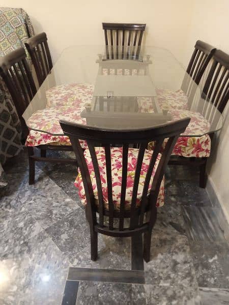 Dinning table with 6 chairs excellent condition 0