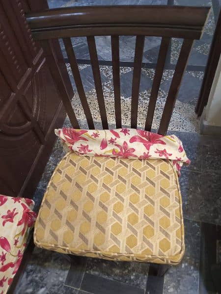 Dinning table with 6 chairs excellent condition 2