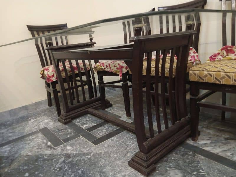 Dinning table with 6 chairs excellent condition 3