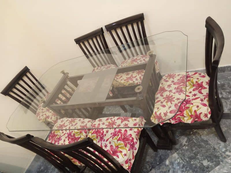 Dinning table with 6 chairs excellent condition 5