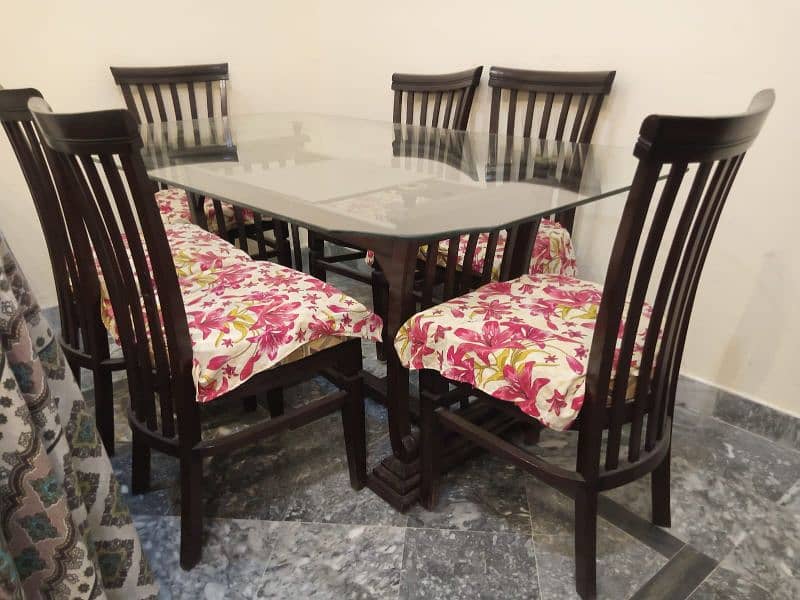 Dinning table with 6 chairs excellent condition 6