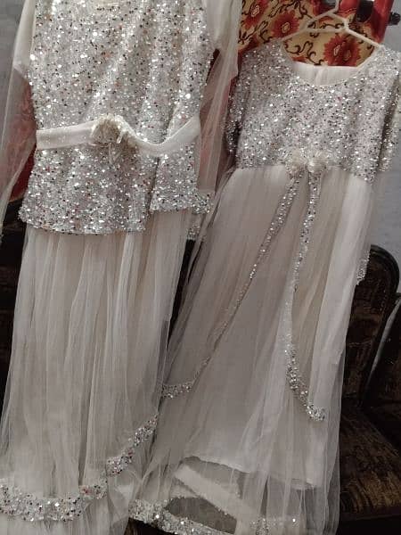 pair of white coloured maxi's for sale 4