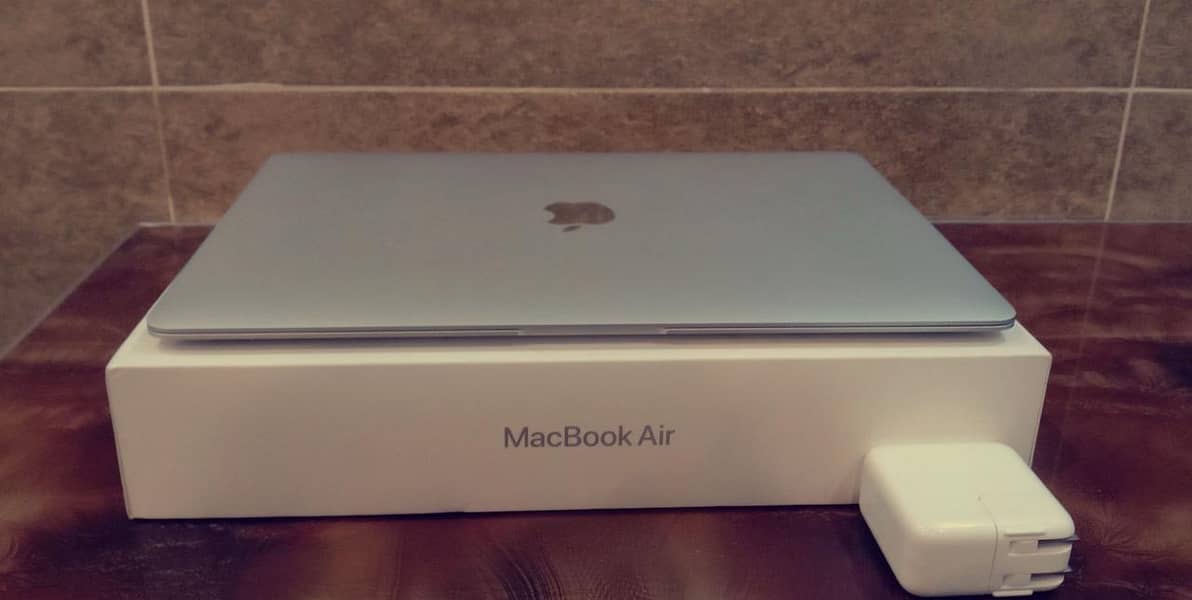 Macbook Air (M1, 2020) 0