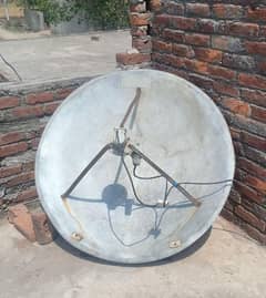 4 feet dish antenna in good condition with LNB for sale