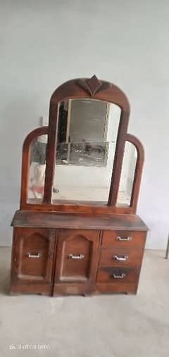 Dressing table with mirror in OK quality.