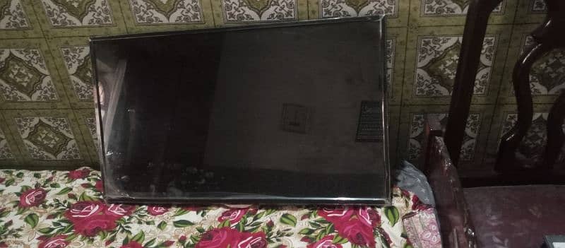 simple led for sell in good condition 32 inch no open no repir 0