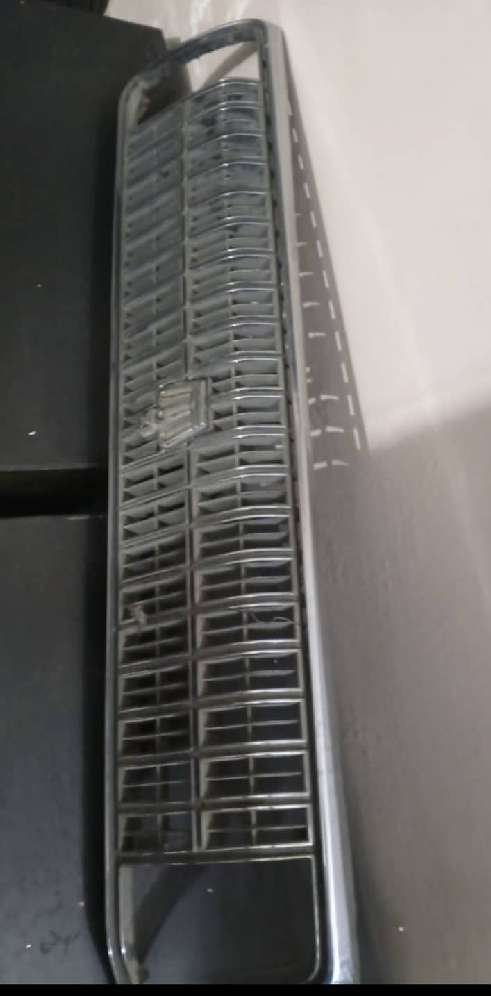 Toyota crown 1988 Front grill 0