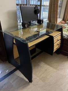 Full Computer with Table For sale