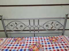 Iron double bed in very good condition without mattress