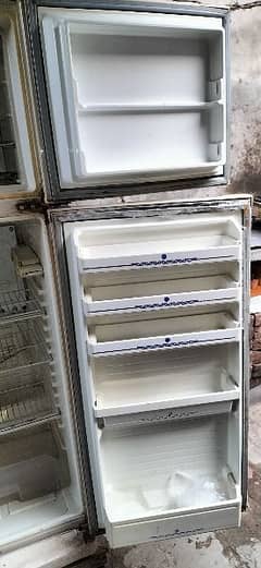 i am selling Dawlance Refrigerator