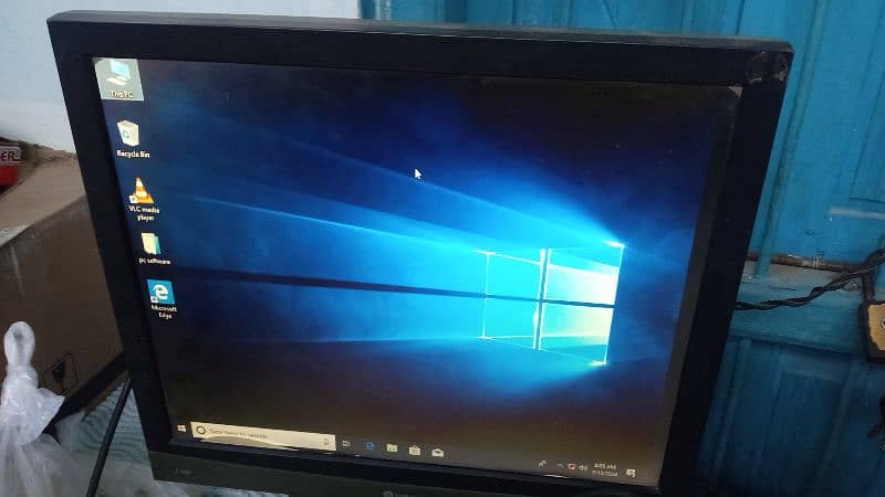 DELL 960 desktop c2d win10 500gb 2gb RAM. 19 INCH LCD. 03122810637 0