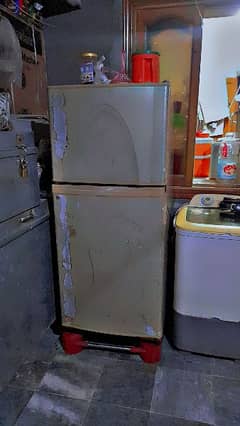 SECOND HAND FRIDGE DAWLANCE. PRICE CAN BE ADJUST