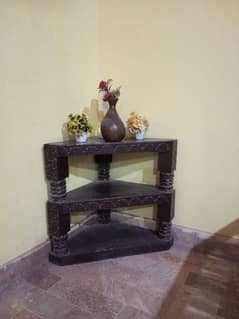 corner table with 3 Butyful vase's