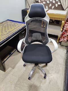 Table and gaming chair 10/10 condition