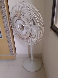 good condition pedestal fan