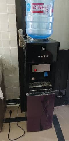 pel water dispenser with refrigerator  almost new good looking loot