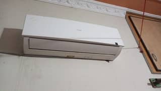 split ac / DC inverter avalible like new