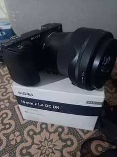 Sony 6500. with sigma 16 km with lens box