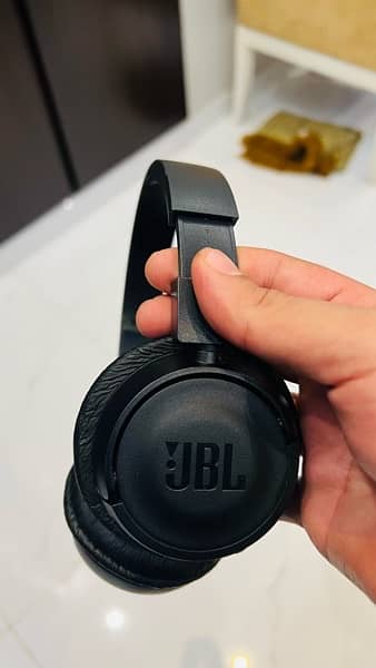 JBL wireless headphones 1