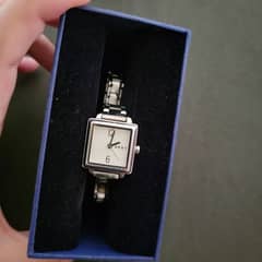 dkny watch hardly used in perfect condition without box with code