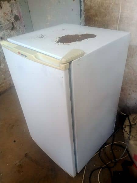 Best for kitchen and medical store fridge 40 watt 220 volt 2