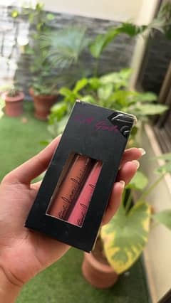 LÀ girl luminicious lip gloss