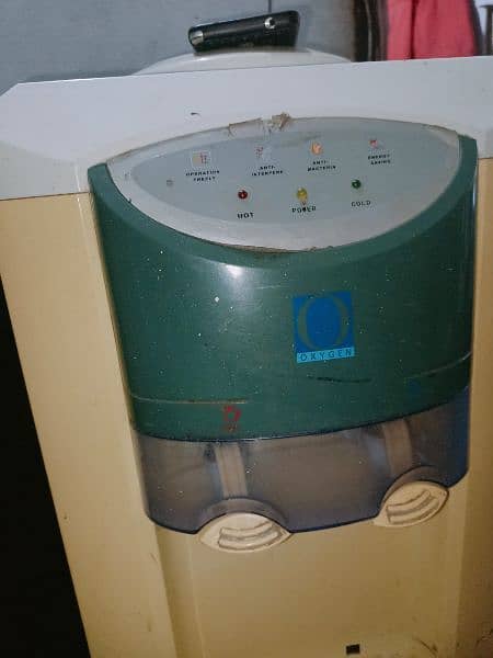 Dispenser in good condition 1