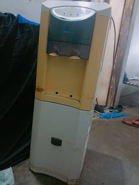 Dispenser in good condition 4