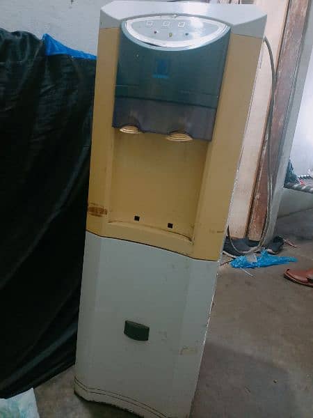 Dispenser in good condition 5