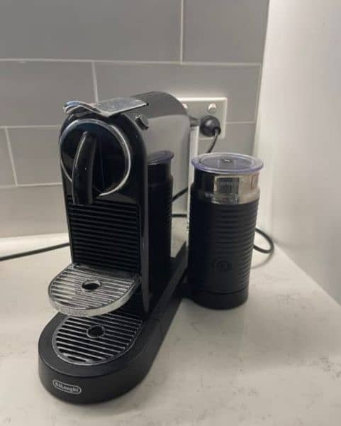 Nespresso coffee maker with Frother 0