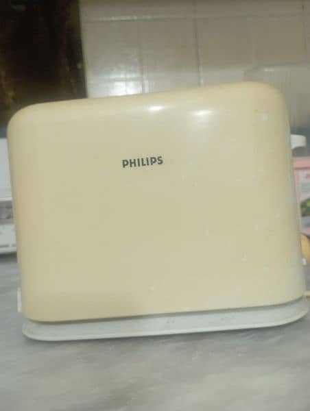 Philips Toaster now at Throw Away Price Fits two slices of br 14