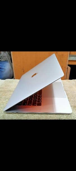 MacBook Pro 2017 Core i7 16GB 512GB 15" Display A1707 17