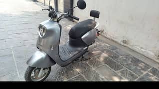 metro M6 electric scooty