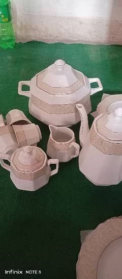 52 Pcs dinner set 8 person urgently sell unique disagin