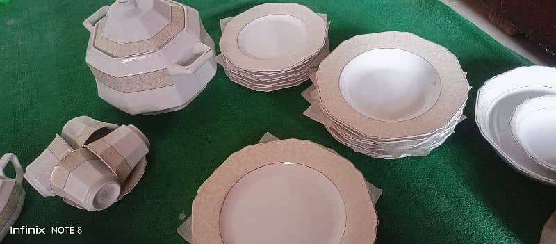 52 Pcs dinner set 8 person urgently sell unique disagin 2