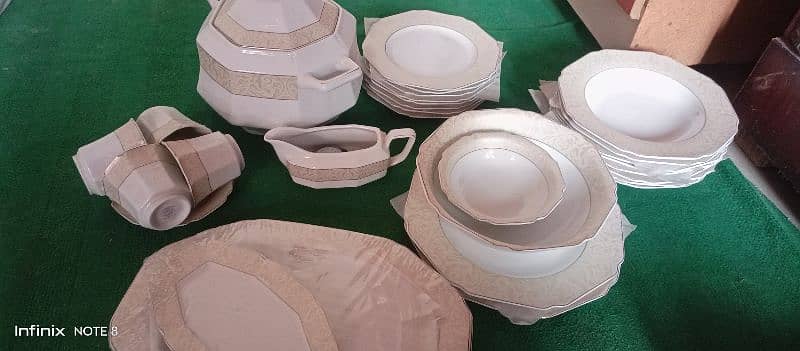 52 Pcs dinner set 8 person urgently sell unique disagin 3